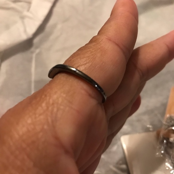 ELEGANT BLACK ZIRCON STONE RING SIZE 9 - Picture 5 of 8